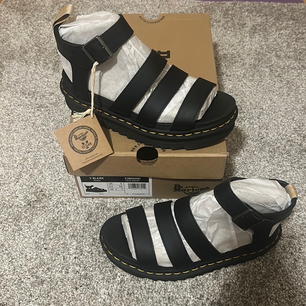 NWT Dr.Martens AirWair V Blaire black